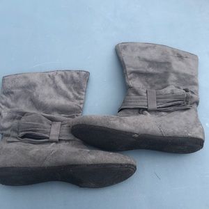 Hot Cakes grey booties, size 7